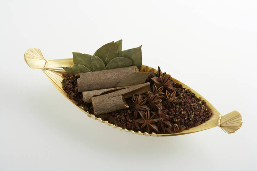 帆船,无人,横图,俯视,船,竹子,静物,堆叠,形状,材料,篮子,星星,调料,调味,生食,香料,佐料,薄荷,美味,食品,肉桂,调味品,传统,饮食,树叶,容器,碗,交通工具,中国菜,茴香,星形,摄影,八角,八角茴香,大茴香,草本,清新,载具,月桂叶,香叶,八月珠,舶茴香,大料,作料,天竺桂,香桂叶,桂叶,月桂,烹调,彩图,高角度拍摄,玩具船,明轮船,成分,bj175