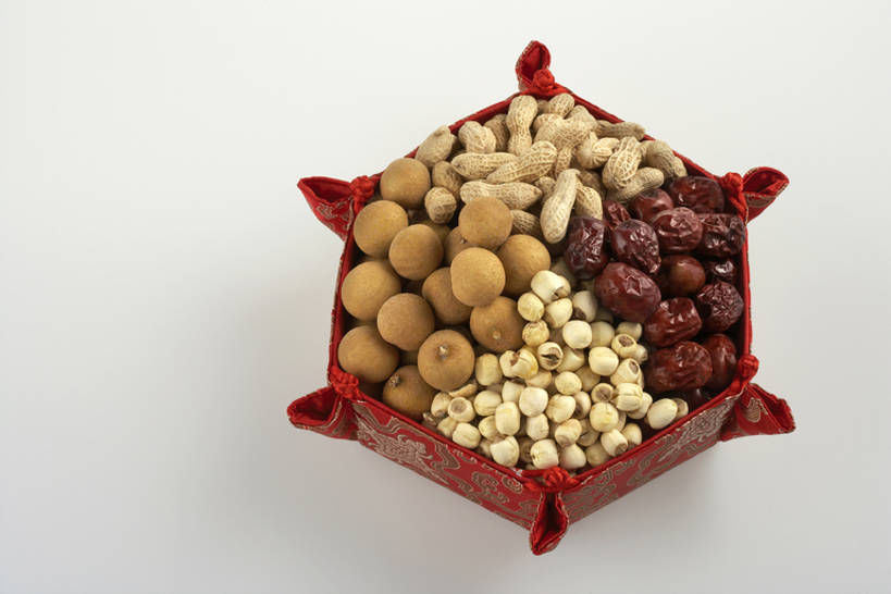 无人,横图,特写,白色背景,豆,花生,静物,水果,许多,丰富,装饰,干燥,壳,六边形,莲子,美味,食品,坚果,果实,很多,小吃,饮食,盒子,排列,红色,盘子,碗,干果,龙眼,摄影,有机食品,多样,清新,中国文化,选择,枣椰子,健康食物,豆科植物,彩图,影棚拍摄,枣糕,坚果壳,bj175