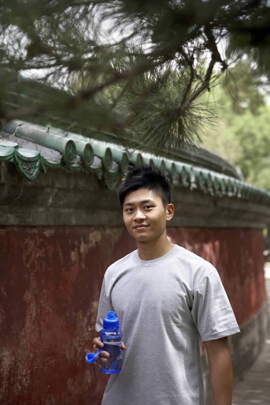 东方人,头发,健壮,一个人,运动员,竖图,室外,白天,正面,运动服,锻炼,快乐,幸福,比赛,运动,竞争,水,北京,中国,亚洲,仅一个男性,仅一个人,喝,服装,塑胶,小路,T恤,注视,娱乐,饮食,树,仅一个年轻男性,衣服,黑色,瓶子,观察,看,站着,休闲,健康,放松,活力,摄影,服饰,观看,环境,察看,享乐,体育运动,衣着,早晨,穿着,关注,田径运动,东亚,混凝土墙,衣饰,体育,男人,男性,年轻男性,亚洲人,中国人,年轻人,休闲活动,体育运动员,运动选手,半身,彩图,健身,运动装,bj175