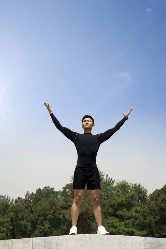 东方人,头发,健壮,一个人,运动员,公园,举,竖图,室外,白天,留白,正面,仰视,运动服,运动鞋,锻炼,快乐,幸福,成功,比赛,运动,竞争,汽车,北京,中国,亚洲,仅一个男性,仅一个人,服装,混凝土,娱乐,车,树,仅一个年轻男性,衣服,黑色,蓝天,交通工具,轿车,托,站着,休闲,健康,活力,摄影,服饰,环境,享乐,体育运动,衣着,早晨,穿着,载具,问候,田径运动,东亚,雪铁龙,衣饰,获胜,认真,体育,男人,男性,年轻男性,亚洲人,中国人,年轻人,休闲活动,体育运动员,运动选手,举起,举手,举着,向上举,向上伸,向上托,张开手臂,彩图,低角度拍摄,全身,健身,凯旋,运动装,精力,东风雪铁龙凯旋,雪铁龙凯旋,bj175