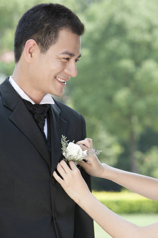 东方人,成年人,中年人,两个人,夫妻,新娘,新郎,笑,微笑,露齿笑,竖图,室外,特写,白天,侧面,爱情,婚礼,快乐,幸福,酒店,上海,中国,亚洲,握,准备,服装,庆祝,胸花,浪漫,传统,花,站着,恩爱,握着,恋人,摄影,严肃,享乐,神圣,调整,典礼,古典风格,东亚,陪同,燕尾服,陪伴,开端,认真,男人,男性,年轻女性,女人,女性,中年男性,亚洲人,中国人,年轻人,夫妇,情侣,半身,彩图,礼服,装扮,欢乐,襟花,伴侣,伴随,bj175