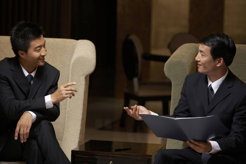 东方人,成年人,中年人,老年人,两个人,同事,商务人士,商务男性,微笑,横图,室内,侧面,衬衫,商务,讨论,快乐,通讯,幸福,成功,合作,团队,集体,信心,椅子,上海,中国,亚洲,握,套装,开会,工作,会议,文件,队伍,职业,面对面,握着,摄影,合同,领导,经理,成就,华贵,商务装,合伙,领袖,工薪阶层,东亚,陪同,采访,陪伴,把握,老年男性,男人,男性,年轻男性,亚洲人,中国人,年轻人,白领,上班族,盘着腿坐,说话,坐着,彩图,衬衣,建议,商务会议,掌控,伴随,bj175