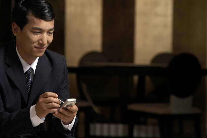 东方人,成年人,中年人,老年人,一个人,商务人士,商务男性,微笑,横图,室内,留白,正面,衬衫,商务,快乐,通讯,幸福,技术,手机,上海,中国,亚洲,仅一个男性,仅一个人,仅一个中年男性,握,套装,工作,通道,联系,注视,观察,看,职业,思考,想,握着,摄影,观看,察看,便利,领导,经理,关注,发短信,商务装,便携式,工薪阶层,东亚,无线电技术,把握,男人,男性,中年男性,亚洲人,中国人,白领,上班族,电话机,半身,彩图,衬衣,电子记事本,掌控,bj175