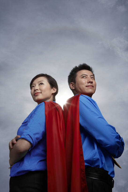 东方人,成年人,中年人,两个人,商务人士,商务男性,商务女性,双手交叉,微笑,竖图,室外,白天,留白,侧面,镜头眩光,仰视,民族服装,衬衫,商务,快乐,兴奋,幸福,成功,合作,团队,信心,技术,多云,套装,服装,并排,工作,古典,文化,飞,传统,衣服,天空,站着,职业,概念,幻想,活力,力量,背对背,模仿,摄影,服饰,技巧,幽默,古装,双手抱胸,享乐,敏捷,手艺,商务装,超人,合伙,防寒衣,挑战,想象,工薪阶层,陪同,勇气,韵味,超级英雄,英雄,技能,技艺,进展,陪伴,想法,能力,男人,男性,年轻男性,女人,女性,中年女性,亚洲人,中国人,年轻人,白领,上班族,仰头,半身,彩图,低角度拍摄,衬衣,传统服装,民俗服,欢乐,妙技,办公室职员,本领,伴随,bj175