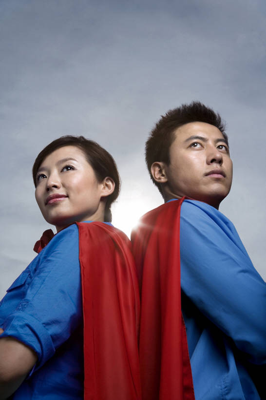 东方人,成年人,中年人,两个人,商务人士,商务男性,商务女性,双手交叉,微笑,竖图,室外,白天,留白,侧面,镜头眩光,仰视,民族服装,衬衫,商务,快乐,兴奋,幸福,成功,合作,团队,信心,技术,多云,套装,服装,并排,工作,古典,文化,飞,传统,衣服,天空,站着,职业,概念,幻想,活力,力量,背对背,模仿,摄影,服饰,技巧,幽默,古装,双手抱胸,享乐,敏捷,手艺,商务装,超人,合伙,防寒衣,挑战,想象,工薪阶层,陪同,勇气,韵味,超级英雄,英雄,技能,技艺,进展,陪伴,想法,能力,男人,男性,年轻男性,女人,女性,中年女性,亚洲人,中国人,年轻人,白领,上班族,仰头,半身,彩图,低角度拍摄,衬衣,传统服装,民俗服,欢乐,妙技,办公室职员,本领,伴随,bj175