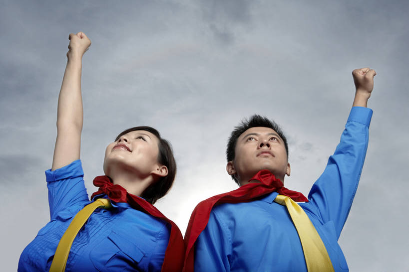 东方人,成年人,中年人,脸,头,脸颊,两个人,商务人士,商务男性,商务女性,举,笑,微笑,露齿笑,横图,室外,白天,正面,镜头眩光,仰视,民族服装,衬衫,商务,快乐,兴奋,幸福,成功,合作,团队,信心,技术,套装,服装,工作,云,领带,古典,注视,文化,飞,传统,肩膀,衣服,天空,观察,看,托,向上看,站着,职业,概念,幻想,活力,力量,背对背,模仿,摄影,服饰,观看,技巧,幽默,古装,察看,享乐,敏捷,关注,手艺,商务装,超人,合伙,梦想,防寒衣,挑战,想象,工薪阶层,勇气,韵味,超级英雄,英雄,技能,技艺,进展,想法,能力,男人,男性,年轻男性,女人,女性,中年女性,亚洲人,中国人,年轻人,头部,脸部,脸蛋,面部,拳头,白领,上班族,举起,举手,举着,向上举,向上伸,向上托,仰头,彩图,低角度拍摄,衬衣,传统服装,民俗服,欢乐,妙技,办公室职员,本领,bj175