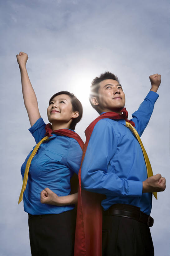 东方人,成年人,中年人,两个人,商务人士,商务男性,商务女性,举,微笑,竖图,室外,白天,侧面,镜头眩光,仰视,民族服装,衬衫,商务,快乐,兴奋,幸福,成功,合作,团队,信心,技术,套装,服装,工作,云,领带,古典,注视,文化,飞,传统,衣服,天空,观察,看,托,向上看,站着,职业,概念,幻想,活力,力量,背对背,模仿,摄影,服饰,观看,技巧,幽默,古装,察看,享乐,敏捷,关注,手艺,商务装,超人,合伙,梦想,防寒衣,挑战,想象,工薪阶层,勇气,韵味,超级英雄,英雄,技能,技艺,进展,想法,能力,男人,男性,年轻男性,女人,女性,中年女性,亚洲人,中国人,年轻人,拳头,白领,上班族,举起,举手,举着,向上举,向上伸,向上托,仰头,半身,彩图,低角度拍摄,衬衣,传统服装,民俗服,欢乐,妙技,办公室职员,本领,bj175