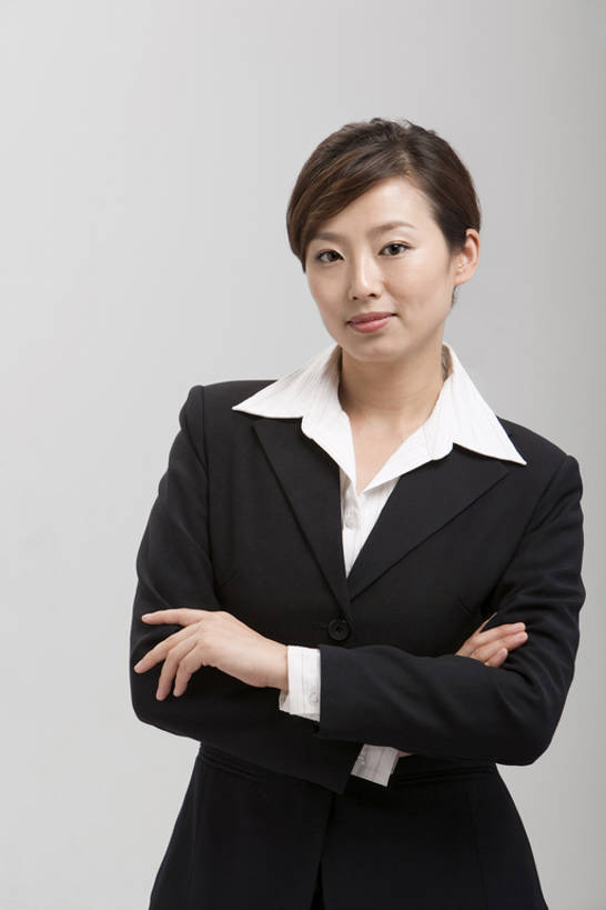 东方人,中年人,一个人,商务人士,商务女性,双手交叉,微笑,竖图,留白,抠图,正面,商务,快乐,成功,信心,技术,仅一个女性,仅一个人,黄色背景,套装,正装,话务员,注视,灰色,观察,看,站着,仅一个中年女性,职业,个性,服务,摄影,名牌,观看,技巧,协助,权威,察看,领导,双手抱胸,高雅,经理,关注,手艺,技能,技艺,能力,把握,女人,女性,中年女性,亚洲人,中国人,白领,半身,彩图,影棚拍摄,妙技,办公室职员,本领,掌控,bj175