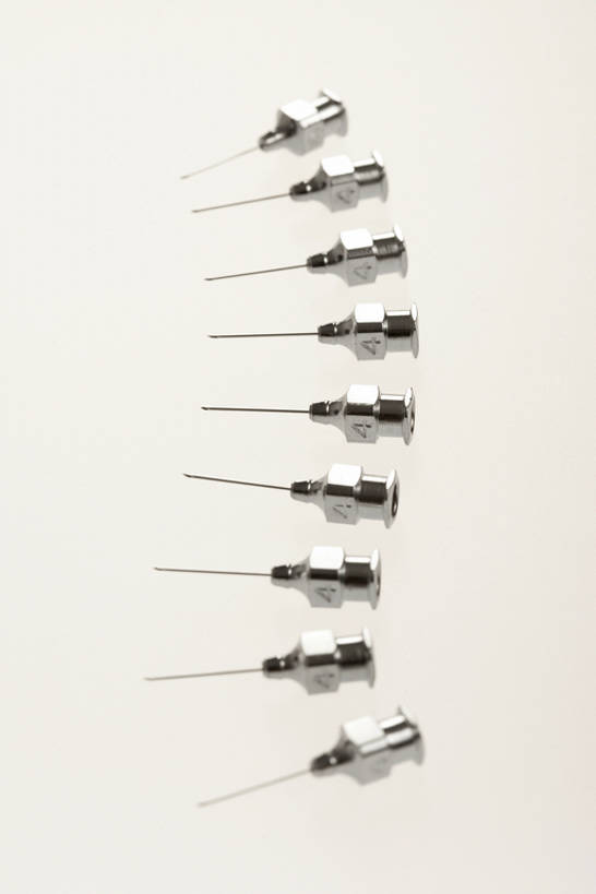 无人,竖图,白色背景,静物,一排,药,丰富,锐利,整齐,金属,针,排列,摄影,医疗,锋利,卫生,注射器,尖锐,简单,队列,医疗器械,防腐剂,彩图,影棚拍摄,bj175