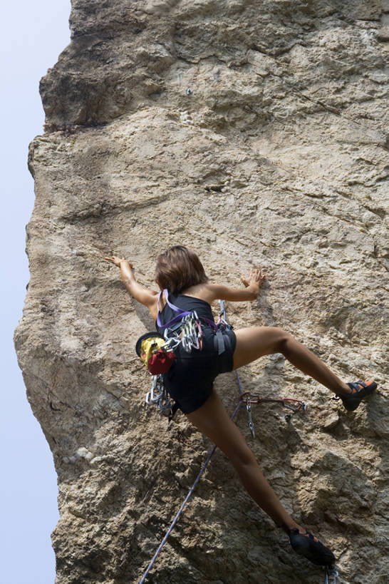 东方人,成年人,一个人,攀登,竖图,室外,白天,仰视,运动服,锻炼,快乐,幸福,风险,安全,运动,信心,攀岩,山,中国,亚洲,仅一个年轻女性,仅一个女性,仅一个人,吊挂,悬挂,服装,山顶,悬崖,训练,挂,娱乐,极限运动,刺激,背面,衣服,蓝天,自然,绳子,休闲,陡峭,健康,活力,力量,平衡,压力,摄影,服饰,上升,享乐,练习,敏捷,衣着,穿着,决心,努力,爱好,户外活动,挑战,东亚,坚持,斗争,勇气,衣饰,技能,能力,冒险,年轻女性,女人,女性,亚洲人,中国人,年轻人,岩石,休闲活动,彩图,低角度拍摄,全身,岩钉钢环,运动装,bj175