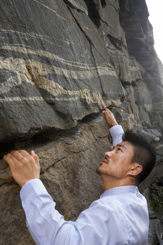 东方人,成年人,一个人,商务人士,商务男性,攀登,横图,室外,白天,侧面,衬衫,锻炼,商务,快乐,幸福,风险,安全,运动,信心,竞争,攀岩,山,中国,亚洲,仅一个男性,仅一个人,套装,山顶,领带,训练,娱乐,极限运动,刺激,仅一个年轻男性,自然,向上看,陡峭,健康,活力,力量,平衡,压力,摄影,上升,专心,享乐,练习,敏捷,决心,努力,爱好,商务装,户外活动,反差,挑战,工薪阶层,东亚,坚持,晋升,斗争,勇气,技能,能力,冒险,认真,无厘头,男人,男性,年轻男性,亚洲人,中国人,年轻人,白领,上班族,岩石,休闲活动,仰头,半身,彩图,衬衣,bj175