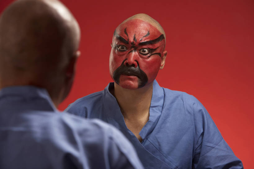 东方人,成年人,老年人,脸,头,脸颊,一个人,演员,舞台,横图,正面,技术,镜子,北京,中国,亚洲,仅一个男性,仅一个人,仅一个中年男性,表演,握,准备,红色背景,黄色背景,艺术,反射,休闲装,表演者,传统,扮演,剃头,背面,红色,化妆品,职业,握着,摄影,技巧,演出,中国文化,播放,手艺,京剧,东亚,远古,技能,技艺,认真,老年男性,男人,男性,中年男性,亚洲人,中国人,头部,脸部,脸蛋,面部,半身,彩图,影棚拍摄,传统服装,装扮,中国戏曲,妙技,传统文化,本领,bj175