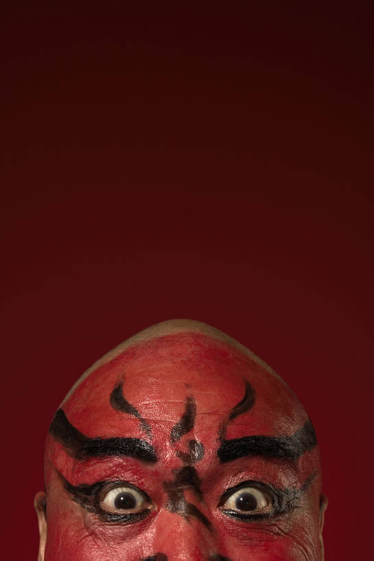 东方人,成年人,老年人,脸,头,脸颊,一个人,舞台,竖图,特写,留白,北京,中国,亚洲,仅一个男性,仅一个人,仅一个中年男性,表演,红色背景,黄色背景,艺术,注视,表演者,传统,扮演,剃头,红色,化妆品,观察,看,摄影,观看,惊奇,部分,察看,演出,关注,中国文化,播放,京剧,东亚,远古,机敏,老年男性,男人,男性,中年男性,亚洲人,中国人,头部,脸部,脸蛋,面部,彩图,影棚拍摄,传统服装,装扮,中国戏曲,传统文化,bj175