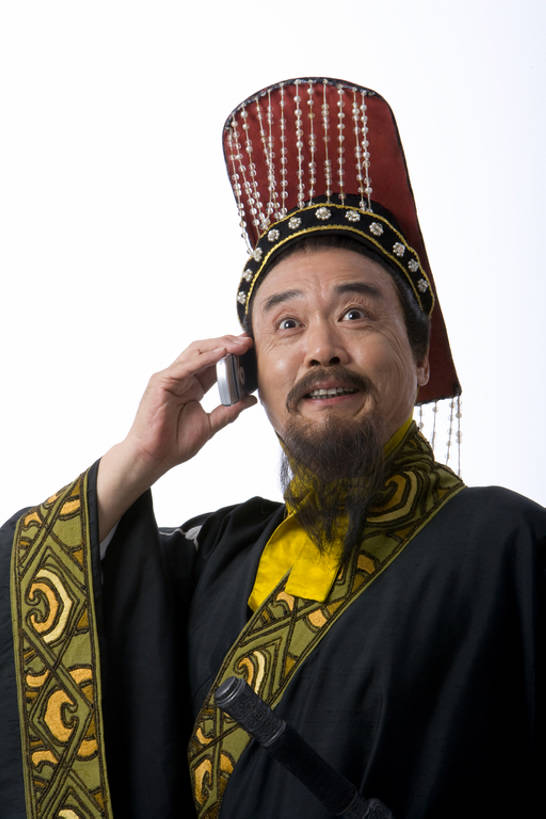 东方人,成年人,老年人,脸,头,脸颊,胡须,一个人,笑,打电话,微笑,露齿笑,竖图,留白,抠图,白色背景,正面,民族服装,快乐,通讯,兴奋,幸福,技术,手机,仅一个男性,仅一个人,仅一个中年男性,表演,连接,握,服装,古典,联系,历史,文化,传统,刺激,肩膀,扮演,衣服,站着,握着,摄影,服饰,皇帝,幽默,古装,便利,享乐,中国文化,播放,反差,远古,秦朝,韵味,无线电技术,无厘头,老年男性,男人,男性,中年男性,亚洲人,中国人,头部,胡子,络腮胡,脸部,脸蛋,面部,说话,彩图,影棚拍摄,传统服装,民俗服,装扮,欢乐,中国戏曲,传统文化,bj175