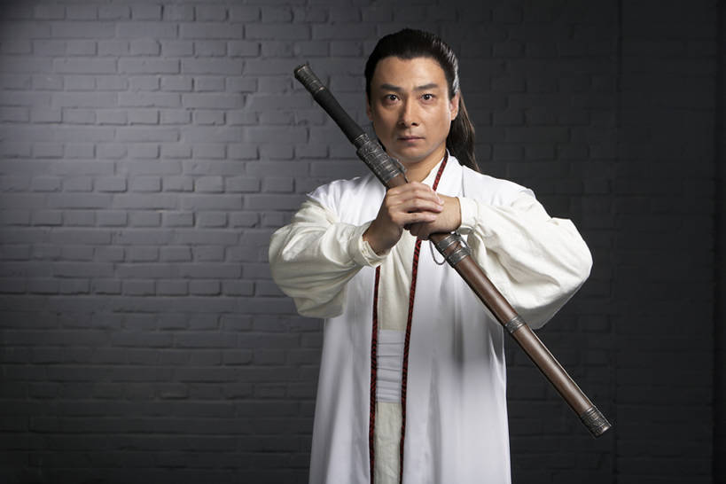 东方人,成年人,中年人,一个人,横图,室内,正面,锻炼,运动,信心,武术,中国,亚洲,仅一个男性,仅一个人,仅一个中年男性,注视,传统,古代,观察,看,站着,武器,力量,摄影,观看,察看,敬礼,剑,武士,关注,中国文化,问候,武打,东亚,武功,忠诚,英雄,古代文明,技能,能力,认真,体育,男人,男性,中年男性,亚洲人,中国人,半身,彩图,影棚拍摄,传统服装,健身,武学,传统文化,韧性,bj175