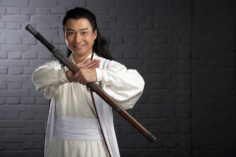 东方人,成年人,中年人,一个人,笑,微笑,露齿笑,横图,室内,正面,锻炼,幸福,运动,信心,武术,中国,亚洲,仅一个男性,仅一个人,仅一个中年男性,注视,传统,古代,观察,看,站着,武器,力量,摄影,观看,察看,敬礼,剑,武士,关注,中国文化,问候,武打,东亚,武功,忠诚,英雄,古代文明,技能,能力,认真,体育,男人,男性,中年男性,亚洲人,中国人,半身,彩图,影棚拍摄,传统服装,健身,武学,传统文化,韧性,bj175