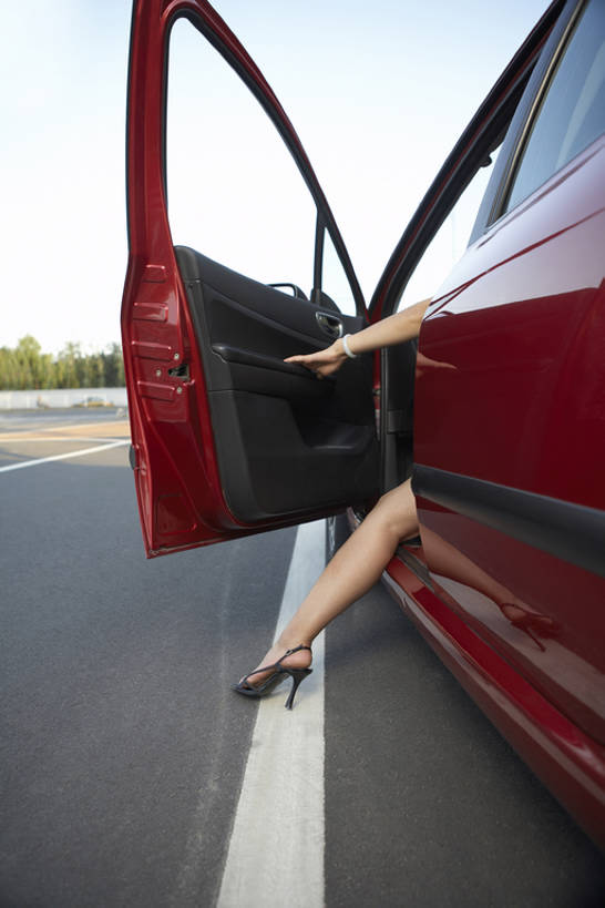 东方人,成年人,腿,一个人,竖图,室外,白天,广角镜头,裙子,性感,技术,门,路,汽车,北京,中国,亚洲,仅一个女性,开,路标,机动车,车,背面,车门,门框,交通工具,轿车,下车,休闲,财富,运输,摄影,离开,高雅,载具,东亚,年轻女性,女人,女性,亚洲人,中国人,年轻人,休闲活动,全身,bj175