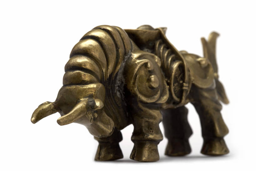 无人,横图,留白,白色背景,运气,成功,牛,静物,中国,亚洲,艺术,装饰,金属,雕刻,符号,十二生肖,装饰品,一个,纪念品,工艺品,力量,颜色,财富,摄影,单个,护身符,铜,中国文化,东亚,繁荣,彩图,影棚拍摄,金子,象征主义,bj175