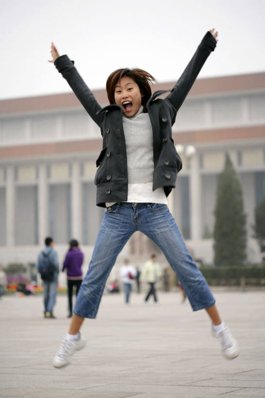 东方人,成年人,一个人,学生,跳,举,笑,微笑,露齿笑,竖图,室外,白天,正面,旅游,度假,快乐,兴奋,幸福,纯洁,名胜古迹,标志建筑,地标,建筑,北京,天安门广场,中国,亚洲,仅一个女性,行人,游客,游人,遗迹,首都,半空,注视,休闲装,古迹,历史,文物,娱乐,建设,古建筑,路人,旅客,刺激,观察,看,托,享受,休闲,旅游胜地,放松,可爱,乐趣,童年,童趣,摄影,观看,纪念,留念,察看,享乐,关注,肖像,怀念,童真,古文明,东亚,烂漫,无邪,北京市,历史博物馆,过客,无忧无虑,天真,年轻女性,女人,女性,亚洲人,中国人,年轻人,休闲活动,举起,举手,举着,向上举,向上伸,向上托,彩图,全身,旅行,欢乐,开合跳,bj175