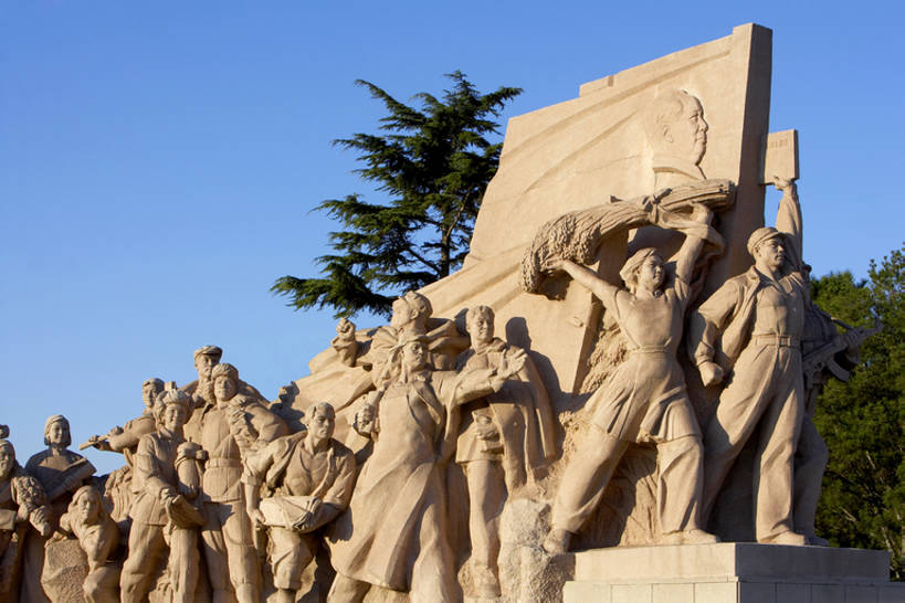 无人,农民,举,横图,室外,白天,留白,侧面,旅游,度假,名胜古迹,太阳,标志建筑,地标,建筑,雕塑,天安门广场,亚洲,士兵,遗迹,毛泽东,瓷器,雕像,纪念碑,黎明,首都,古迹,历史,文物,娱乐,建设,传统,古建筑,工人,蓝色,天空,地标建筑,托,享受,休闲,旅游胜地,放松,早晨,中国文化,记忆,古文明,东亚,军队,爱国主义,万里无云,北京市,毛主席纪念堂,共产主义,员工,石块,举起,举手,举着,向上举,向上伸,向上托,彩图,暴动,匠人,劳动者,体力工,bj175