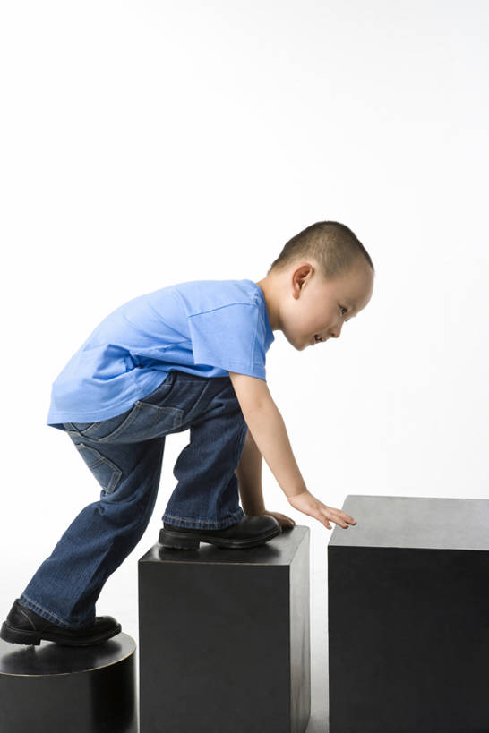 东方人,儿童,一个人,站,微笑,竖图,白色背景,侧面,快乐,幸福,纯洁,仅一个男性,仅一个人,领奖台,T恤,牛仔裤,休闲装,靴子,小孩,站着,仅一个小孩,健康,活力,可爱,童年,童趣,摄影,生长,愉悦,成就,青春期,踏,童真,烂漫,无邪,发展,无忧无虑,天真,男孩,男人,男性,亚洲人,中国人,孩子,步行,站立,彩图,全身,影棚拍摄,男生,小学生,好奇心,超越障碍训练场,bj175