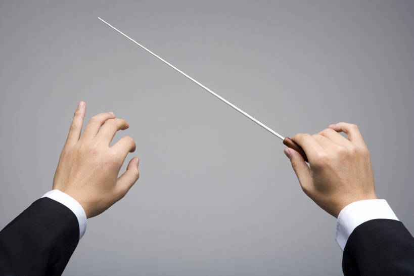 东方人,成年人,手,一个人,举,横图,特写,仅一个男性,表演,握,灰色背景,服装,指挥棒,音乐,指挥,扮演,背面,手势,托,力量,握着,摄影,指导,严肃,部分,动作,控制,演出,专心,领导,高雅,神圣,燕尾服,四肢,技能,把握,认真,男人,男性,亚洲人,中国人,手臂,举起,举手,举着,向上举,向上伸,向上托,彩图,影棚拍摄,礼服,打手势,售票员,古典乐,掌控,bj175