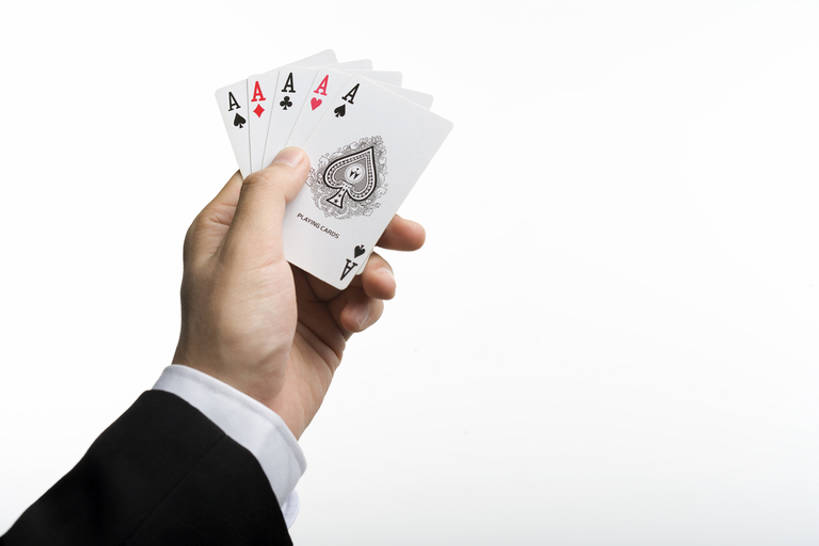 东方人,成年人,手,一个人,横图,特写,留白,抠图,白色背景,正面,游戏,赌博,运气,竞争,扑克牌,纸牌,玩具,扑克,仅一个男性,五个,许多,握,套装,玩,排列,概念,力量,握着,摄影,部分,赌具,技能,机会,获胜,男人,男性,亚洲人,中国人,彩图,影棚拍摄,bj175