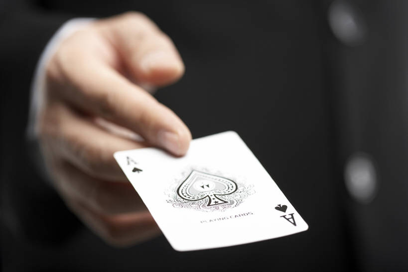 东方人,成年人,手,一个人,横图,特写,游戏,赌博,运气,竞争,扑克牌,纸牌,玩具,扑克,仅一个男性,握,黑色背景,套装,玩,黑色,概念,握着,摄影,黑桃A,部分,赌具,技能,机会,获胜,男人,男性,亚洲人,中国人,彩图,影棚拍摄,bj175