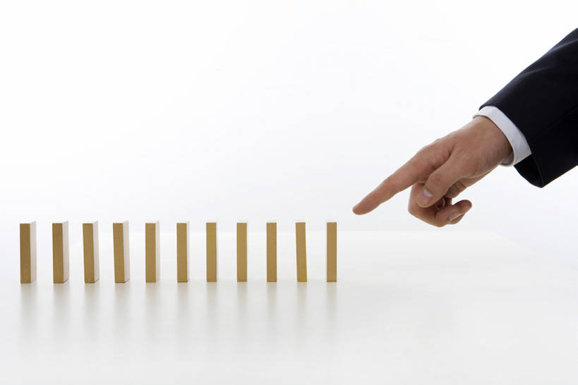 东方人,成年人,手,一个人,商务人士,横图,特写,留白,抠图,白色背景,侧面,商务,风险,仅一个男性,一排,许多,套装,对称,整齐,很多,排列,概念,手指,摄影,指着,脆弱,简单,队列,多米诺,代表,开端,男人,男性,亚洲人,中国人,彩图,影棚拍摄,多米诺效应,bj175