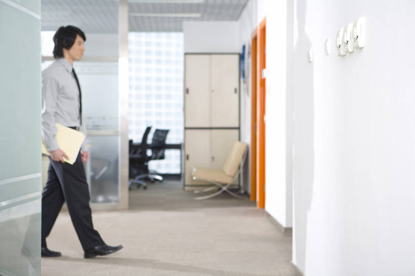 西方人,成年人,一个人,商务人士,商务男性,办公室,横图,室内,白天,留白,侧面,衬衫,商务,笔记本电脑,北京,欧洲,中国,欧洲人,亚洲,仅一个男性,仅一个人,下班,套装,工作,文件,走廊,领带,书桌,仅一个年轻男性,站着,职业,办公大楼,摄影,柔焦,商务装,工薪阶层,东亚,计算机,男人,男性,年轻男性,白种人,年轻人,白领,上班族,步行,彩图,全身,衬衣,办公室职员,朝鲜族,bj175