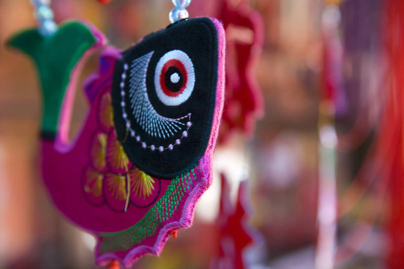 无人,横图,侧面,运气,安全,鲤鱼,静物,刺绣,北京,中国,亚洲,吊挂,悬挂,花纹,装饰,鱼,图案,挂,动物,工艺品,祈祷,摄影,宗教,保护,中国文化,手艺,东亚,东亚文化,雍和宫,构图,式样,美术工艺,彩图,传统文化,bj175