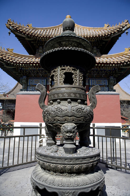 无人,寺庙,竖图,正面,仰视,名胜古迹,建筑,北京,中国,亚洲,花纹,雕刻,图案,香炉,屋檐,历史,传统,古代,蓝色,风景,天空,摄影,宗教,佛教,铜,中国文化,东亚,远古,东亚文化,西藏自治区,喇嘛教,雍和宫,构图,彩图,低角度拍摄,礼拜堂,传统文化,bj175