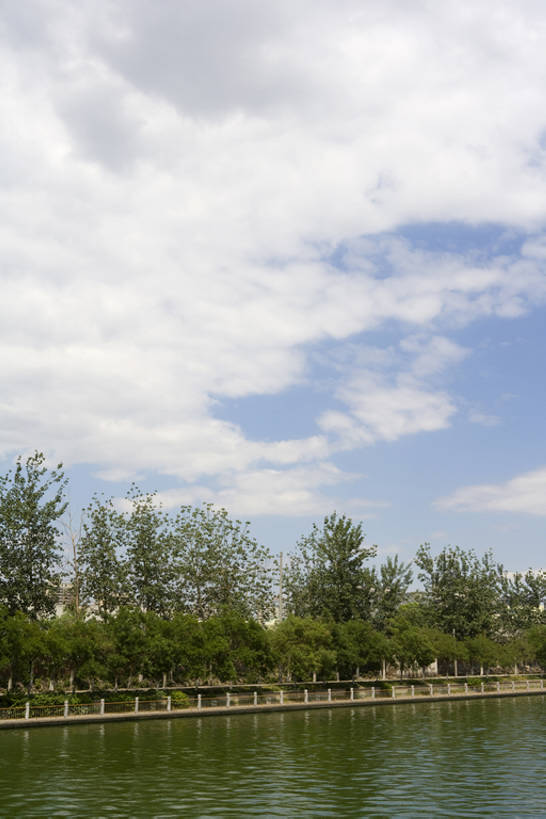 栏杆,竖图,留白,侧面,河流,水,植物,一排,种植,整齐,云,桥,树,树叶,排列,蓝色,绿色,白色,风景,蓝天,天空,波浪,摄影,队列,坝,彩图,bj175