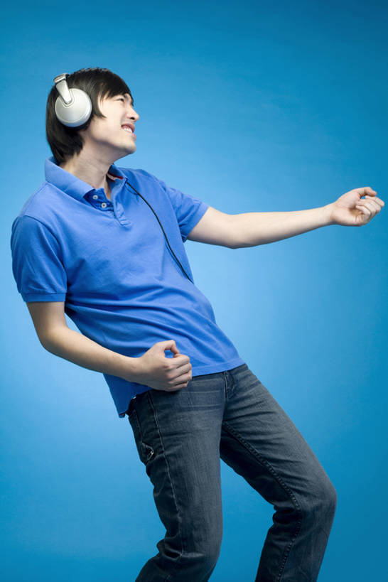 东方人,成年人,一个人,笑,微笑,露齿笑,竖图,留白,侧面,快乐,幸福,技术,中国,亚洲,仅一个男性,仅一个人,黄色背景,蓝色背景,吉他,音乐,听,休闲装,刺激,仅一个年轻男性,蓝色,耳机,夏天,手势,休闲,放松,活力,摄影,创造力,享乐,愉悦,想象,东亚,摇滚乐,男人,男性,年轻男性,亚洲人,中国人,年轻人,休闲活动,彩图,影棚拍摄,欢乐,摇摆舞,打手势,bj175