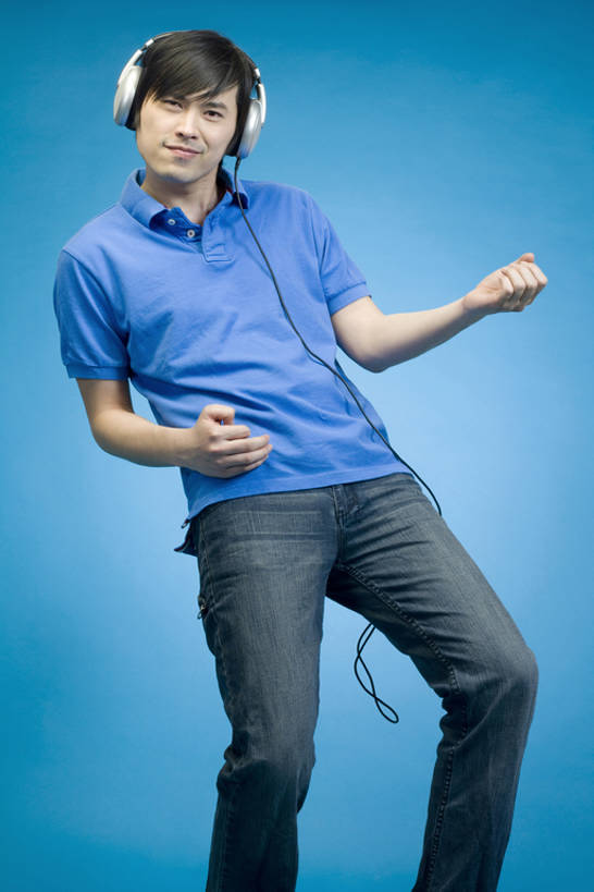 东方人,成年人,一个人,竖图,留白,正面,快乐,幸福,技术,中国,亚洲,仅一个男性,仅一个人,黄色背景,蓝色背景,吉他,音乐,听,注视,休闲装,仅一个年轻男性,蓝色,耳机,夏天,观察,看,手势,休闲,放松,摄影,观看,察看,创造力,享乐,愉悦,关注,想象,东亚,摇滚乐,男人,男性,年轻男性,亚洲人,中国人,年轻人,休闲活动,彩图,影棚拍摄,欢乐,摇摆舞,打手势,bj175