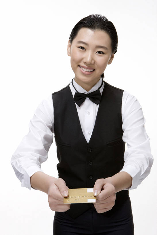 东方人,成年人,手,一个人,服务员,竖图,留白,抠图,白色背景,正面,热情,信用卡,消费,中国,仅一个女性,握,服装,正装,领结,注视,观察,看,站着,职业,服务,握着,金融,摄影,观看,礼节,严肃,察看,便利,贵宾,神圣,关注,金卡,东亚,燕尾服,认真,年轻女性,女人,女性,亚洲人,中国人,年轻人,服务生,侍者,半身,彩图,影棚拍摄,礼服,给予,bj175