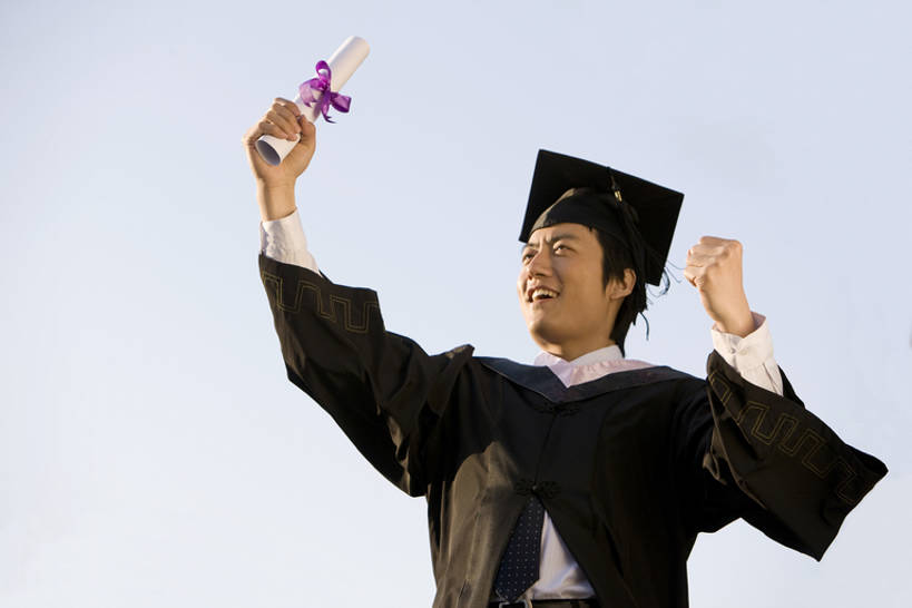 东方人,成年人,一个人,学生,举,笑,微笑,露齿笑,横图,室外,白天,正面,仰视,快乐,兴奋,幸福,骄傲,成功,信心,日光,中国,仅一个人,欢呼,庆祝,文凭,教育,刺激,蓝天,手势,托,站着,摄影,流苏,知识,享乐,学士帽,毕业生,毕业,成就,智力,肖像,学士服,东亚,垂布,学士袍,学位帽,男人,男性,年轻男性,亚洲人,中国人,年轻人,大学生,举起,举手,举着,向上举,向上伸,向上托,半身,彩图,低角度拍摄,大学,打手势,bj175