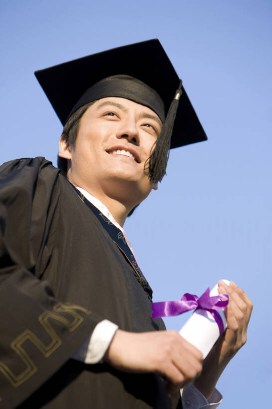 东方人,成年人,一个人,学生,微笑,竖图,室外,白天,仰视,快乐,兴奋,幸福,骄傲,成功,信心,日光,中国,仅一个人,握,文凭,教育,刺激,蓝天,站着,握着,摄影,流苏,知识,享乐,学士帽,毕业生,毕业,成就,智力,肖像,学士服,东亚,垂布,学士袍,学位帽,男人,男性,年轻男性,亚洲人,中国人,年轻人,大学生,半身,彩图,低角度拍摄,大学,bj175