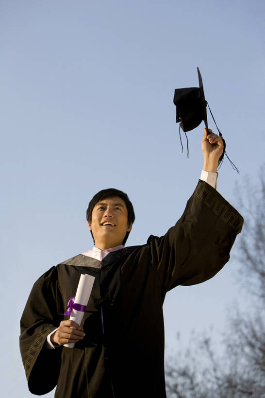 东方人,成年人,一个人,学生,举,竖图,室外,白天,留白,正面,兴奋,幸福,骄傲,成功,信心,日光,中国,仅一个人,欢呼,庆祝,文凭,教育,刺激,蓝天,手势,托,站着,摄影,流苏,知识,享乐,学士帽,毕业生,毕业,成就,智力,学士服,东亚,垂布,学士袍,学位帽,男人,男性,年轻男性,亚洲人,中国人,年轻人,大学生,举起,举手,举着,向上举,向上伸,向上托,半身,彩图,大学,打手势,bj175