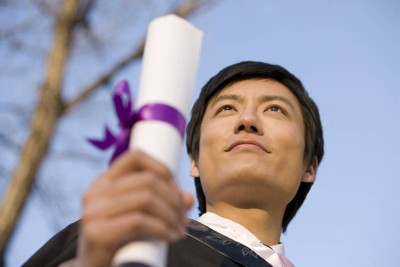 东方人,成年人,脸,头,脸颊,一个人,学生,横图,室外,白天,正面,仰视,幸福,骄傲,成功,信心,日光,中国,仅一个人,握,文凭,教育,肩膀,蓝天,站着,握着,摄影,流苏,知识,享乐,学士帽,毕业生,毕业,成就,智力,肖像,学士服,东亚,垂布,学士袍,学位帽,男人,男性,年轻男性,亚洲人,中国人,年轻人,头部,脸部,脸蛋,面部,大学生,彩图,低角度拍摄,大学,bj175