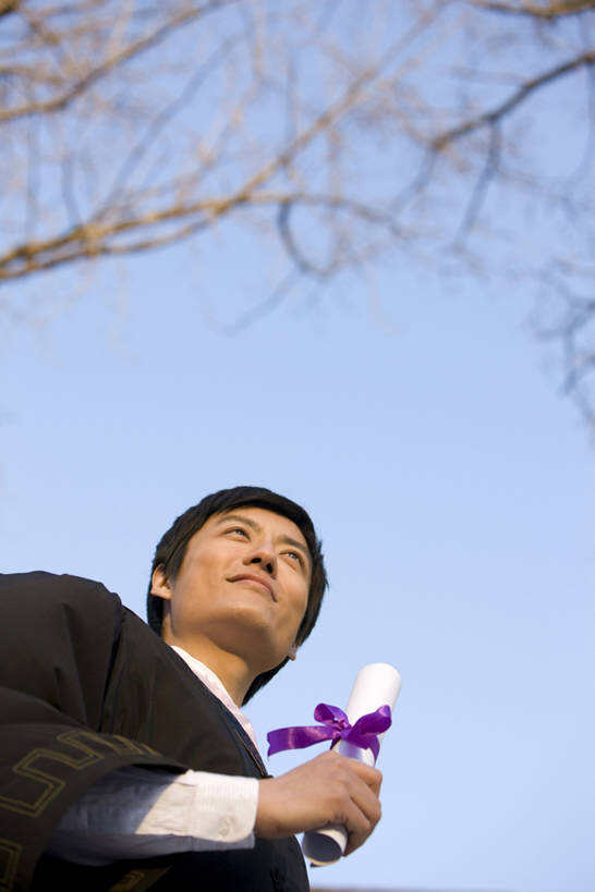 东方人,成年人,脸,头,脸颊,一个人,学生,竖图,室外,白天,留白,正面,仰视,幸福,骄傲,成功,信心,日光,中国,仅一个人,握,文凭,教育,肩膀,蓝天,站着,握着,摄影,流苏,知识,享乐,学士帽,毕业生,毕业,成就,智力,肖像,学士服,东亚,垂布,学士袍,学位帽,男人,男性,年轻男性,亚洲人,中国人,年轻人,头部,脸部,脸蛋,面部,大学生,彩图,低角度拍摄,大学,bj175