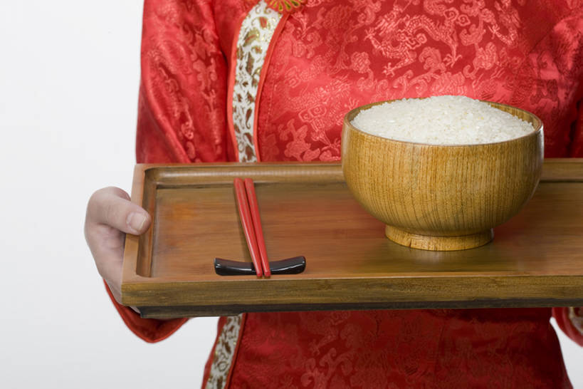 东方人,成年人,一个人,服务员,横图,特写,抠图,白色背景,热情,筷子,中国,仅一个女性,握,旗袍,丝绸,食品,餐盘,稻,饮食,红色,碗,站着,职业,服务,握着,摄影,中国文化,古典风格,东亚,东亚文化,年轻女性,女人,女性,亚洲人,中国人,年轻人,服务生,侍者,彩图,影棚拍摄,传统服装,传统文化,bj175