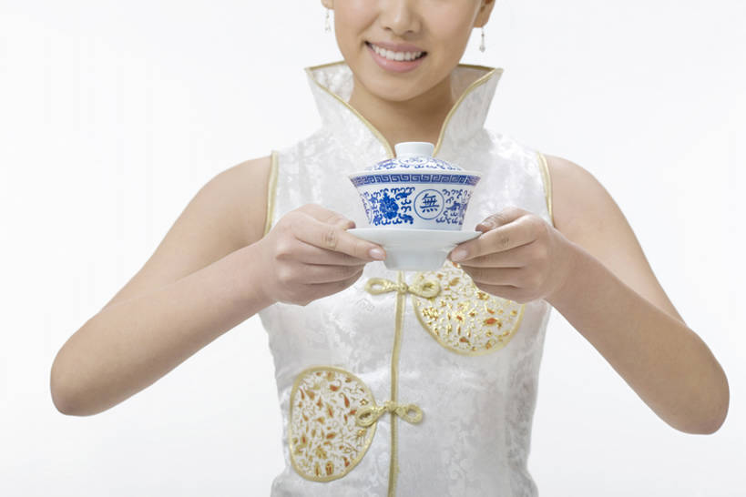 东方人,成年人,一个人,服务员,横图,特写,抠图,白色背景,正面,热情,茶,中国,仅一个女性,旗袍,丝绸,茶道,饮食,饮料,白色,站着,职业,服务,摄影,中国茶,礼节,中国文化,古典风格,东亚,热饮,东亚文化,年轻女性,女人,女性,亚洲人,中国人,年轻人,服务生,侍者,茶杯,彩图,影棚拍摄,传统服装,传统文化,bj175