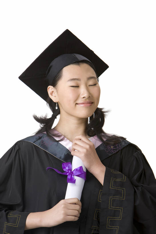 东方人,成年人,一个人,学生,竖图,留白,抠图,白色背景,正面,满意,幸福,骄傲,成功,信心,中国,仅一个女性,握,文凭,教育,站着,握着,摄影,流苏,知识,享乐,学士帽,毕业生,毕业,成就,智力,学士服,东亚,垂布,学士袍,学位帽,年轻女性,女人,女性,亚洲人,中国人,年轻人,大学生,闭着眼睛,半身,彩图,影棚拍摄,大学,bj175