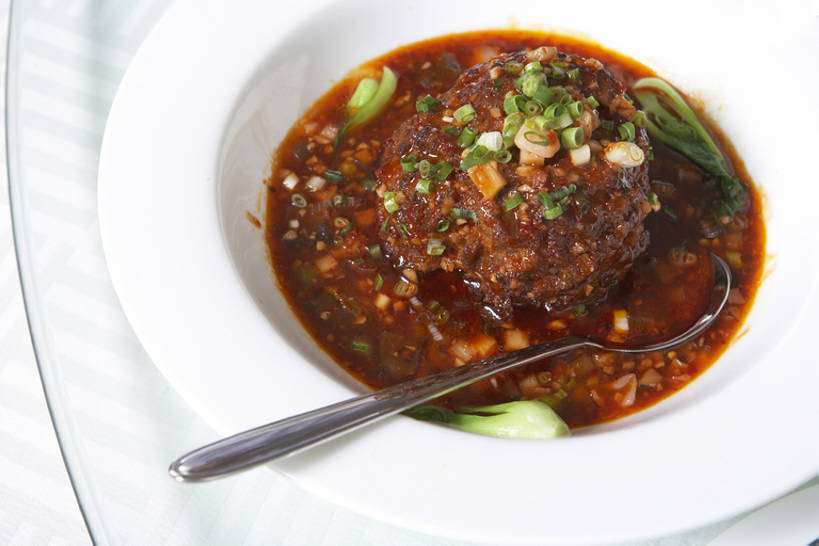 无人,横图,室内,特写,晚餐,静物,肉,美味,食品,饮食,肉丸,一个,盘子,转盘,汤匙,碗,中国菜,摄影,单个,高雅,简单,清新,中国文化,健康食物,红辣椒,彩图,高角度拍摄,餐馆,红烧狮子头,bj175