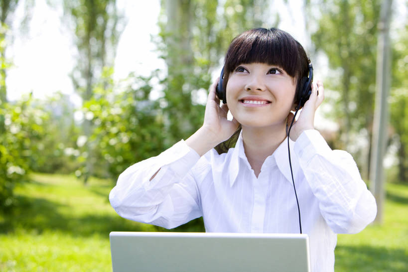 东方人,成年人,脸,头,脸颊,一个人,商务人士,服务员,电话接线员,技术人员,商务女性,公园,笑,打电话,微笑,露齿笑,横图,室外,白天,正面,商务,快乐,满意,通讯,幸福,笔记本电脑,技术,草地,草坪,北京,中国,亚洲,仅一个年轻女性,仅一个女性,仅一个人,敲打,握,正装,联系,音乐,听,输入,肩膀,草,树,绿色,自然,耳机,打字,职业,休闲,放松,握着,遮,遮掩,摄影,灵感,点击,敲击,环境,呼叫中心,掩盖,享乐,遮挡,成就,销售,网上冲浪,蓝牙,贩卖,东亚,遮盖,掩饰,可靠,无线电技术,按键,计算机,年轻女性,女人,女性,亚洲人,中国人,年轻人,头部,脸部,脸蛋,面部,白领,服务生,侍者,休闲活动,技术员,坐着,半身,彩图,欢乐,办公室职员,捂住,操作员,bj175