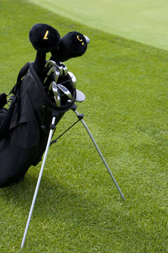 无人,竖图,室外,白天,留白,运动,草地,草坪,静物,北京,中国,亚洲,球洞,高尔夫球场,草,绿色,健康,乐趣,摄影,生活方式,宁静,高尔夫球杆,体育器械,华贵,爱好,户外活动,东亚,高尔夫球包,高尔夫球运动,休闲活动,彩图,高角度拍摄,bj175