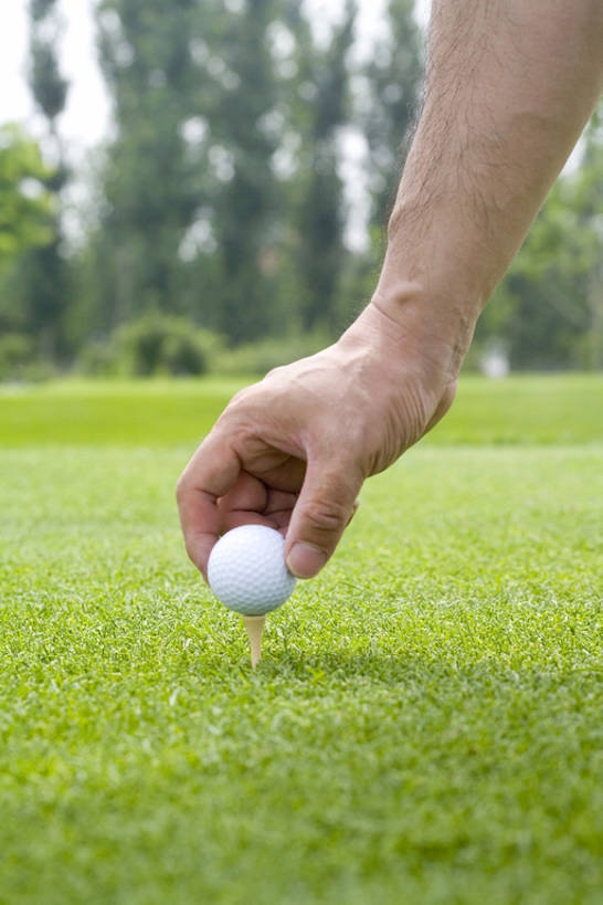 东方人,成年人,中年人,老年人,一个人,运动员,室外,特写,白天,运动,中国,亚洲,仅一个男性,仅一个人,仅一个中年男性,准备,高尔夫球,球座,开球,拿着,草,绿色,自然,休闲,放松,生活方式,华贵,爱好,户外活动,东亚,北京市,技能,体育活动,高尔夫球运动,老年男性,男人,男性,中年男性,亚洲人,中国人,休闲活动,彩图,bj175