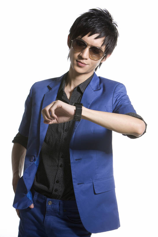 东方人,成年人,一个人,微笑,竖图,留白,抠图,白色背景,正面,衬衫,时尚,快乐,幸福,信心,仅一个男性,仅一个人,时间,手表,休闲装,仅一个年轻男性,太阳镜,站着,休闲,活力,摄影,腕表,酷,享乐,核对,肖像,茄克,男人,男性,年轻男性,亚洲人,中国人,年轻人,两手抄兜,半身,彩图,全身,影棚拍摄,欢乐,态度,校对,校勘,bj175