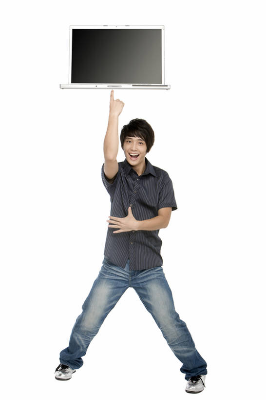 东方人,成年人,一个人,举,笑,微笑,露齿笑,竖图,留白,抠图,白色背景,正面,时尚,快乐,兴奋,幸福,笔记本电脑,显示器,技术,仅一个男性,仅一个人,敲打,握,屏幕,注视,休闲装,输入,现代,刺激,仅一个年轻男性,打字,观察,看,手势,托,休闲,健康,手指,活力,乐趣,平衡,握着,摄影,生活方式,观看,点击,敲击,第一,察看,指着,酷,享乐,风格,食指,关注,肖像,出示,无线电技术,无忧无虑,按键,计算机,男人,男性,年轻男性,亚洲人,中国人,年轻人,休闲活动,举起,举手,举着,向上举,向上伸,向上托,彩图,全身,影棚拍摄,打手势,bj175